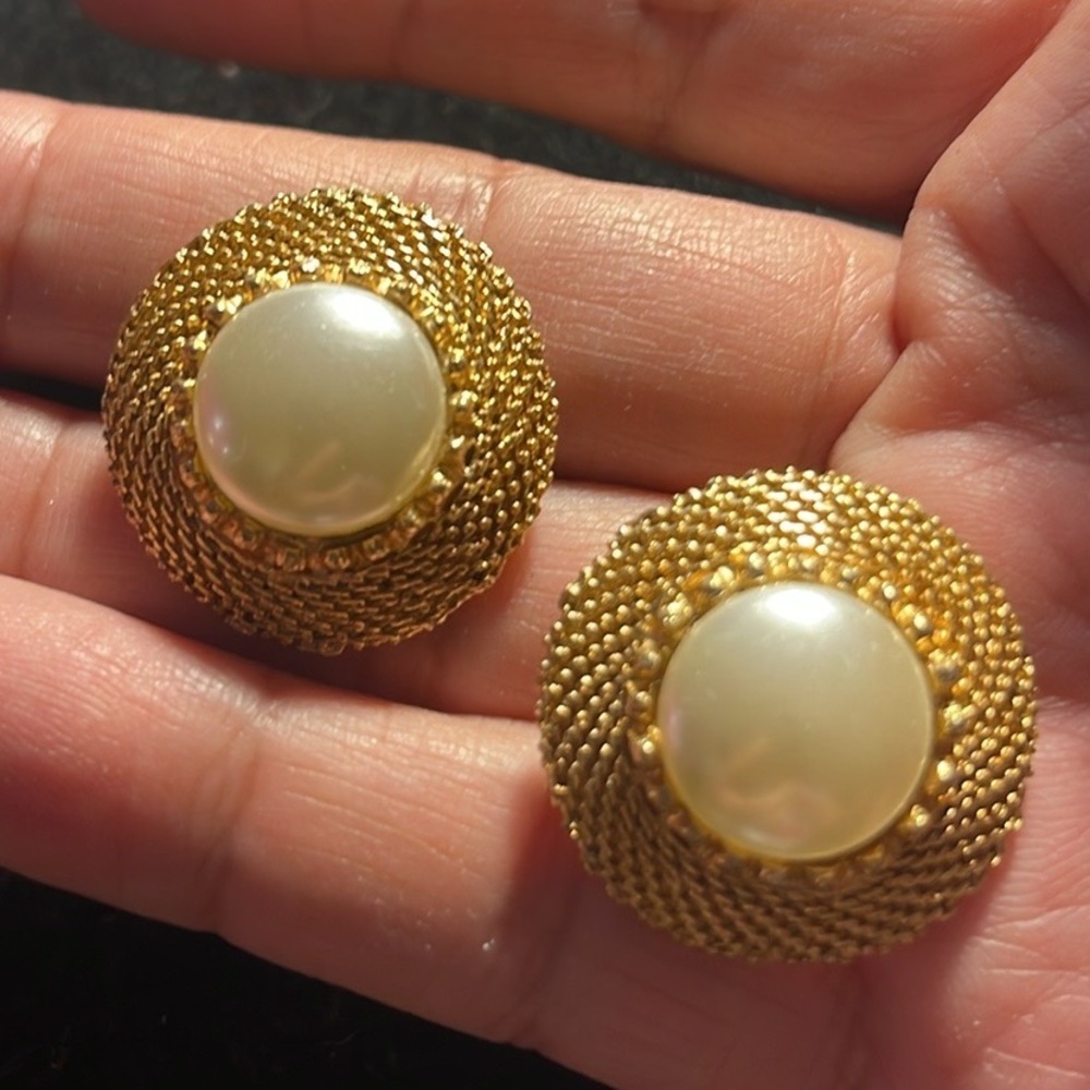 Coro Signed Vintage Round Gold Tone With Faux Pearl Center Clip On Earrings. MA